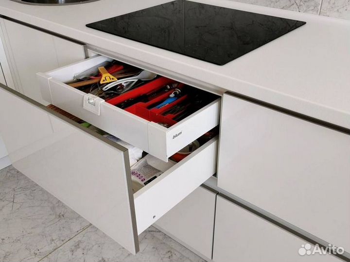 Кухня в потолок на заказ