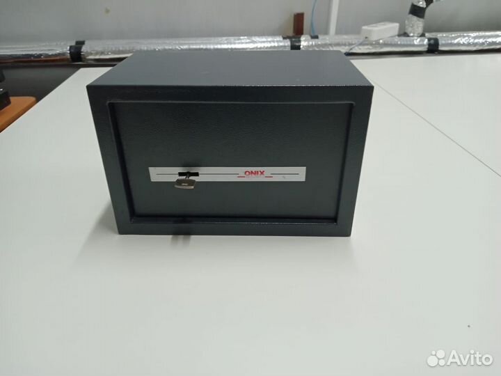 Сейф металлический с ключом