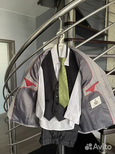 Костюмы нарядные новые 6-7 лет и 2-3 года