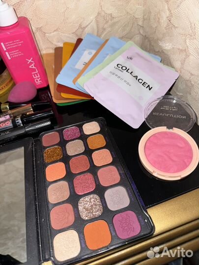 Набор косметики и кисти для макияжа