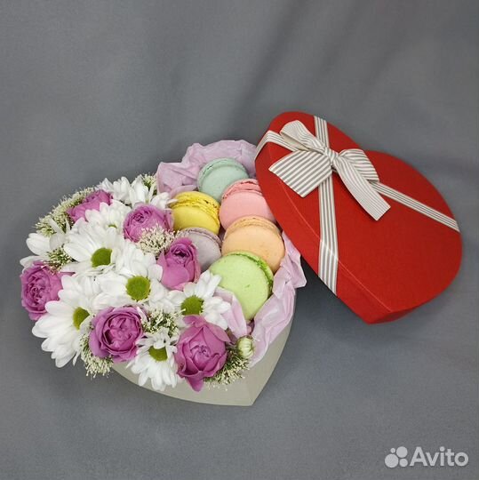 Коробка с цветами и макаронсами