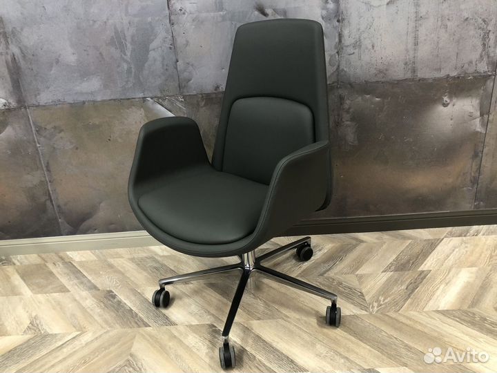 Кресло офисное итальянское из натуральной кожи