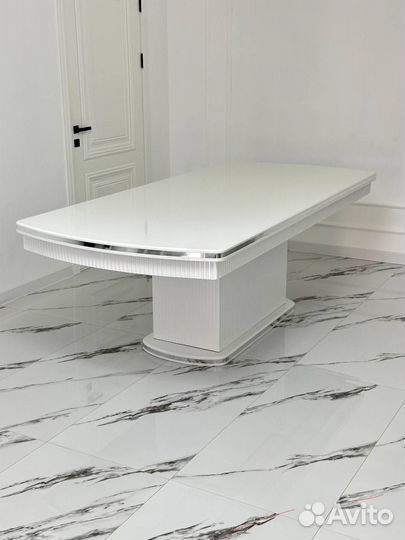 Стол и стулья новые