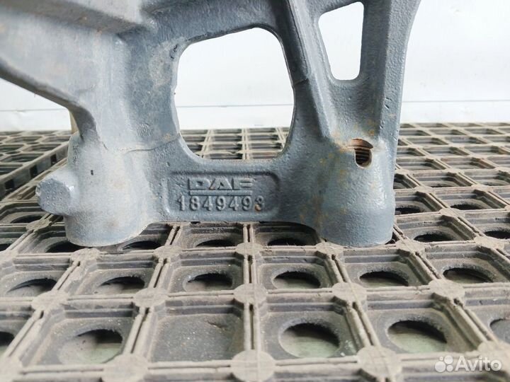 Кронштейн передней рессоры правый Daf XF106