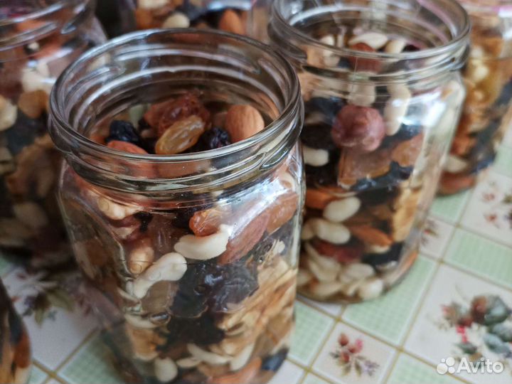 Мед акации с орехами и сухофруктами