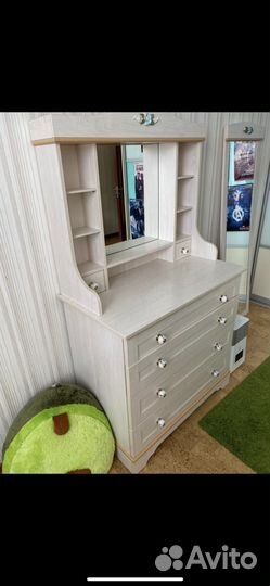 Туалетный стол, кровать, стул, рабочий стол