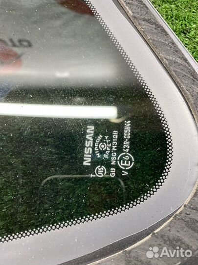 Стекло собачника правое Nissan Note E12 HR12DE