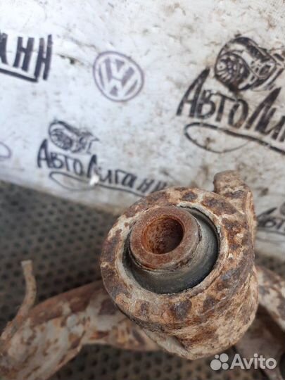 Кулак (цапфа) задний левый Suzuki Grand Vitara