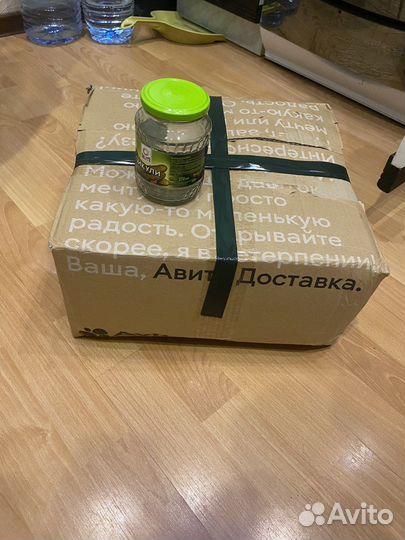 Коробка с пустыми банками