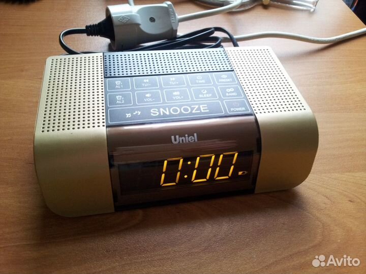 Часы, будильник, цифровое радио Uniel UTR-32