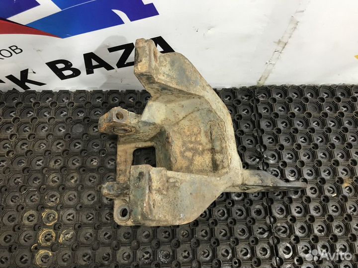 Кронштейн передней рессоры правый Renault Magnum