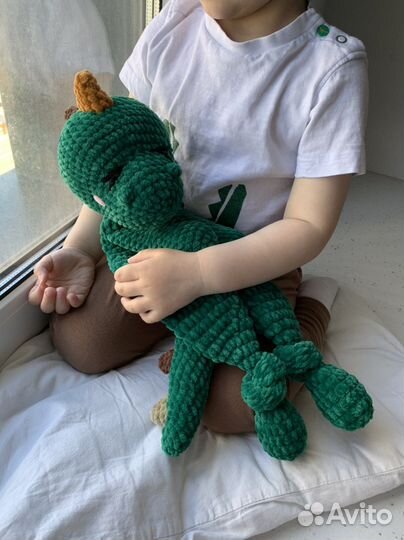 Динозавр плюшевый