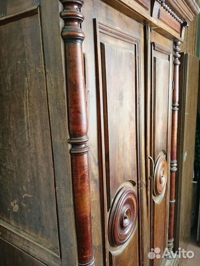 Шкаф платяной старинный