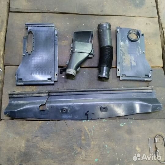 W124 пыльники радиатора комплект(дефлекторы)