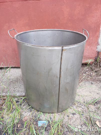 Бак из нержавейки, бутыли для вина