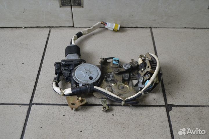 Замок двери задний левый Toyota Noah R60