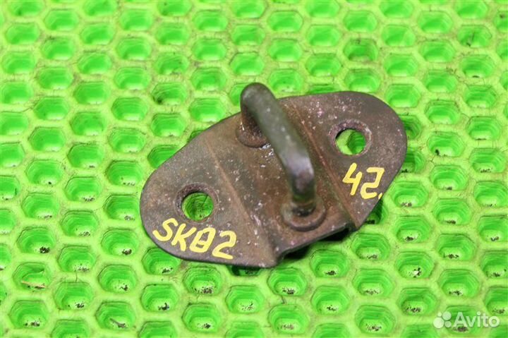 Петля замка багажника Mazda Bongo SK82MN F8 2012