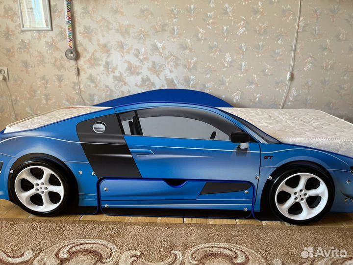 Детская кровать машина