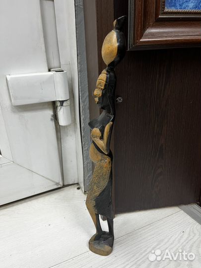 Деревянная статуэтка девушка с кувшином