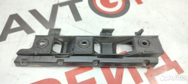 Крепление бампера переднее правое Volkswagen