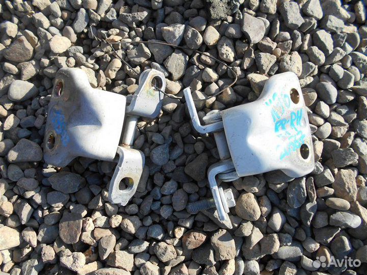 Петля дверная задняя правая Mitsubishi Challenger