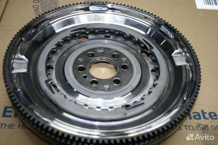 Двухмассовый маховик 03F10526 DQ 200 (0AM 0CW )