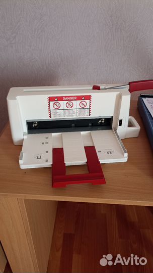 Резак для бумаги, гильотина