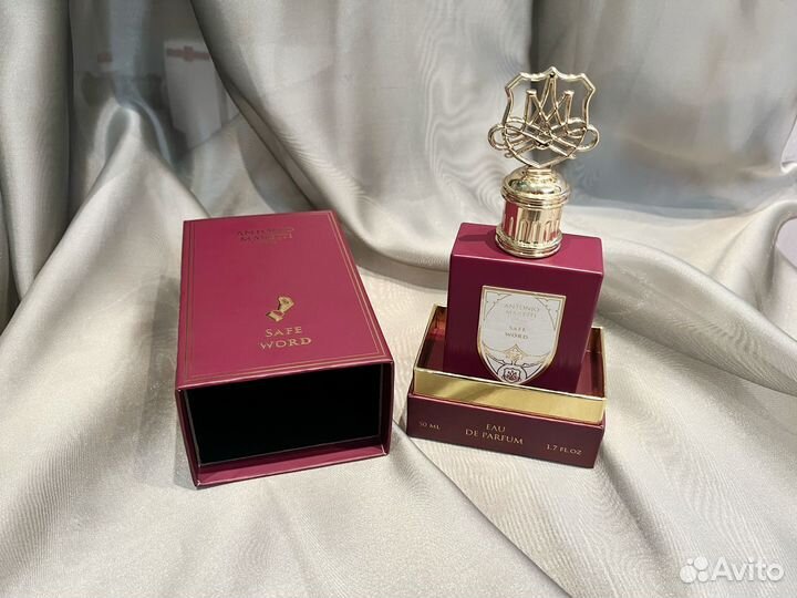 Красивый флакон от духов в коробке