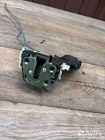 Замок двери задний левый Subaru Impreza GF6 EJ18E