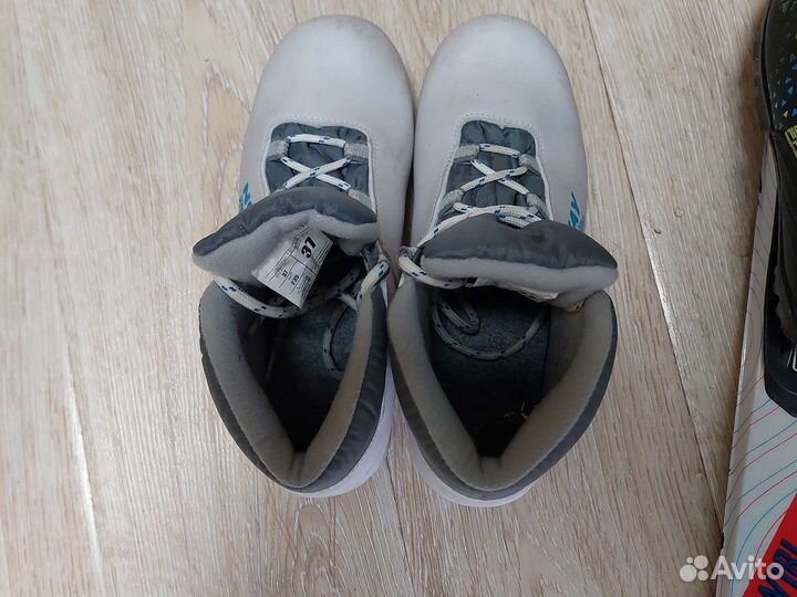 Продам комплект лыжи, палки, ботинки 33и 37 размер