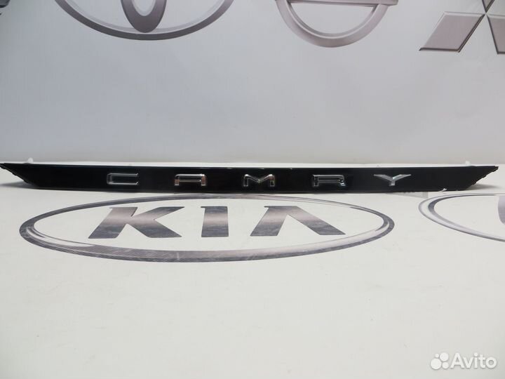 Накладка крышки багажника Toyota Camry V70