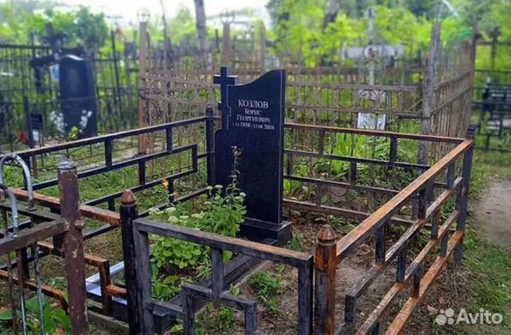 Уборка могил / Покраска ограды на кладбище