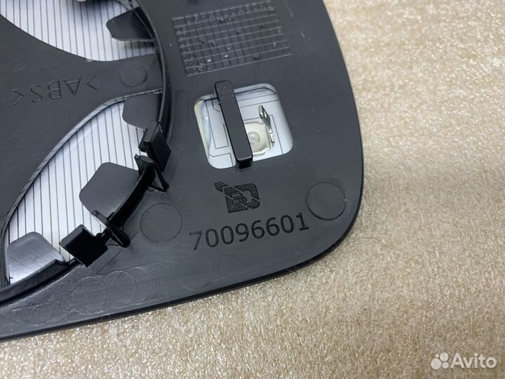 Зеркальный элемент правый Opel Astra H