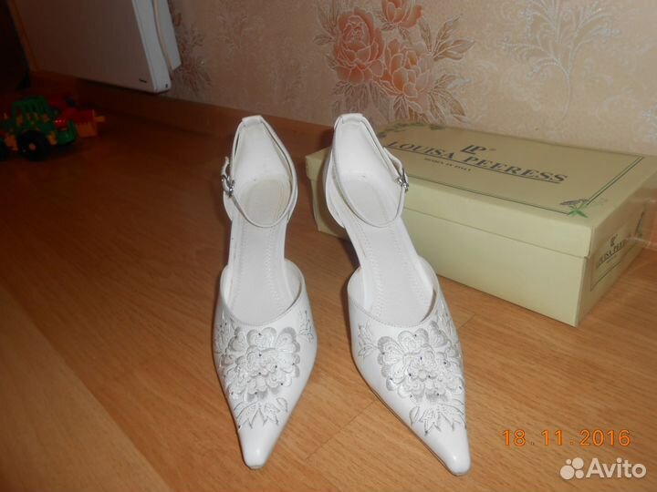 Туфли белые