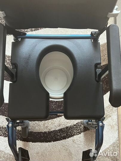 Инвалидная коляска с санитарным оснащением