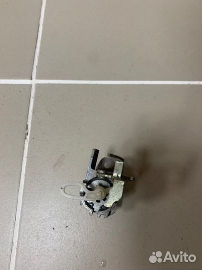 Личинка замка багажника Toyota Yaris 2005