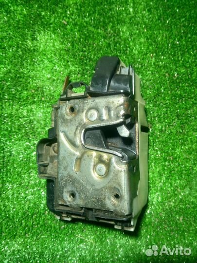 Замок передней левой двери VW Polo 3