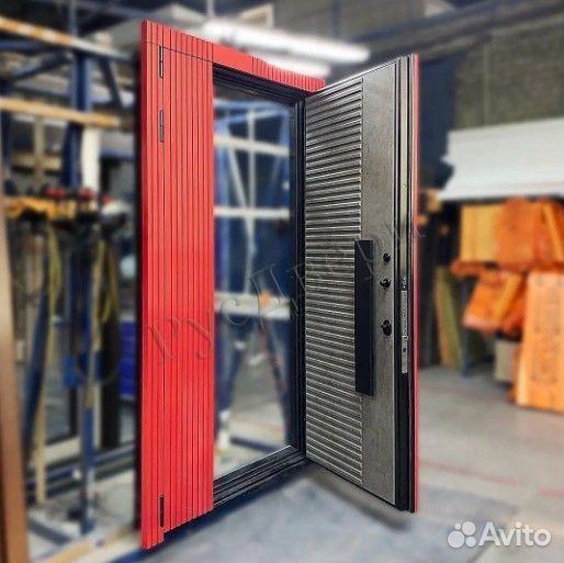 Двустворчатая металлическая входная дверь в дом