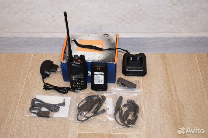 Рация Baofeng UV-9R Plus, гарнитура, зарядки