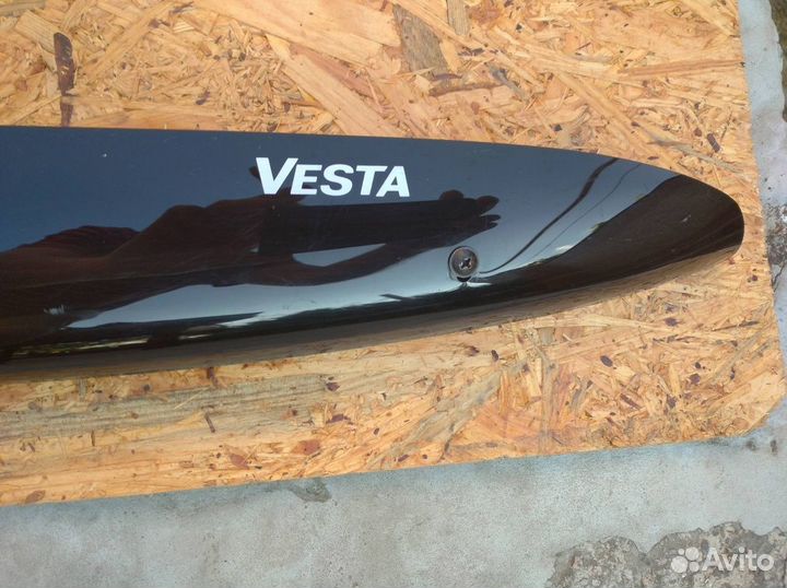 Дефлектор капота на LADA vesta