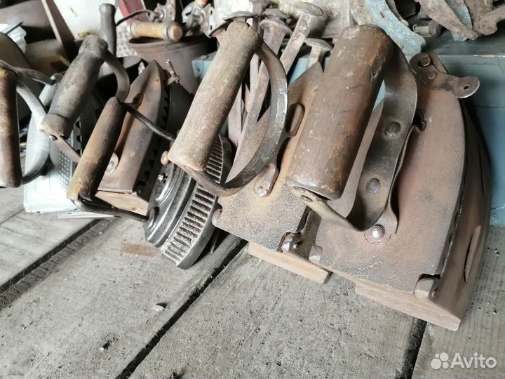 Старинный утюг на углях