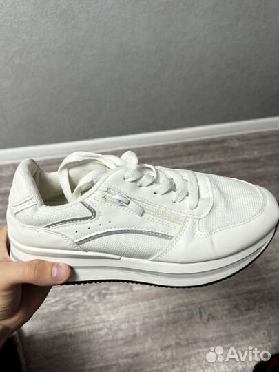 Кроссовки женские