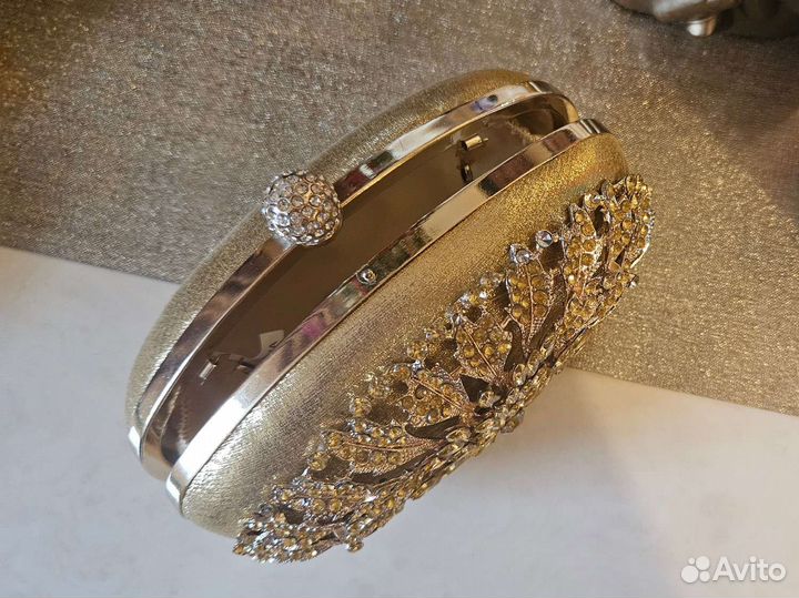Золотой клатч со стразами