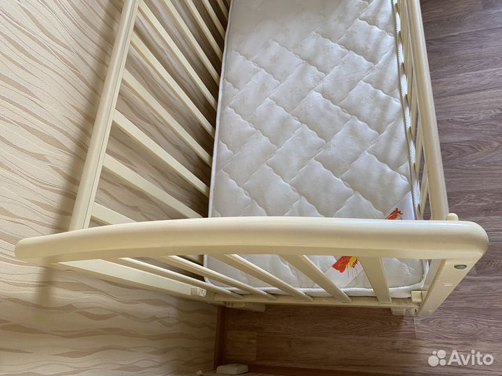 Детская кроватка с маятником