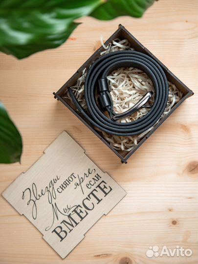 Мужской ремень с гравировкой в коробке