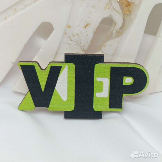 Значок деревянный VIP с цветной печатью
