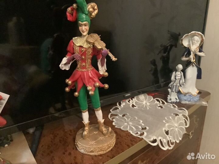 Заяц с часами много зверюшек балерина гвардеец лаг