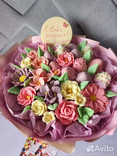 Съедобные букеты из шоколадных цветов, клубника