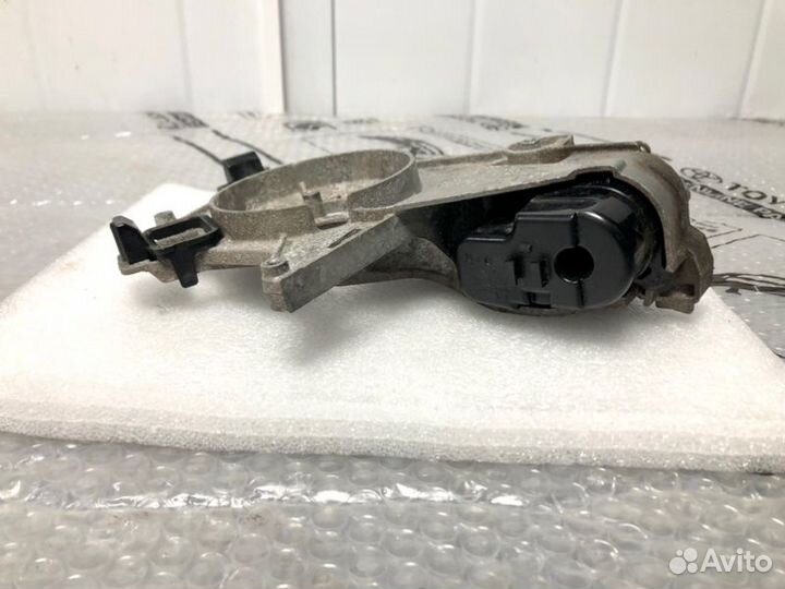 Кронштейн зеркала передний правый Toyota Lc 200