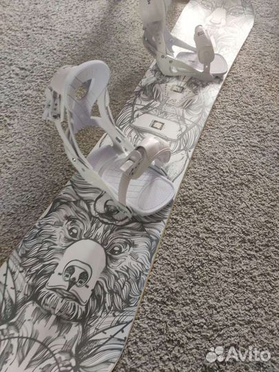 Сноуборд с креплениями и ботинками